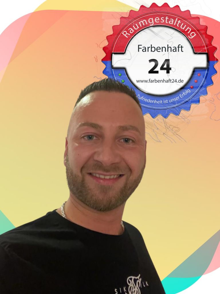 Tobias Knopczyk, Inhaber von Farbenhaft24 Raumgestaltung, neben dem Zeichen des Betriebs